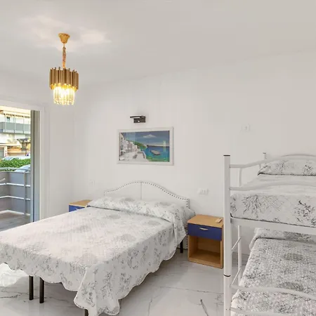Modern With Shared Pool And Terrace Apartmán